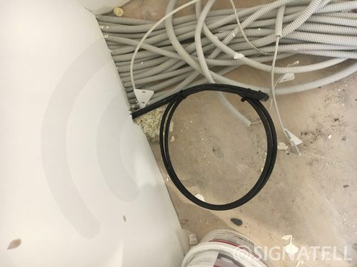 Прокладка кабелей для интернета.